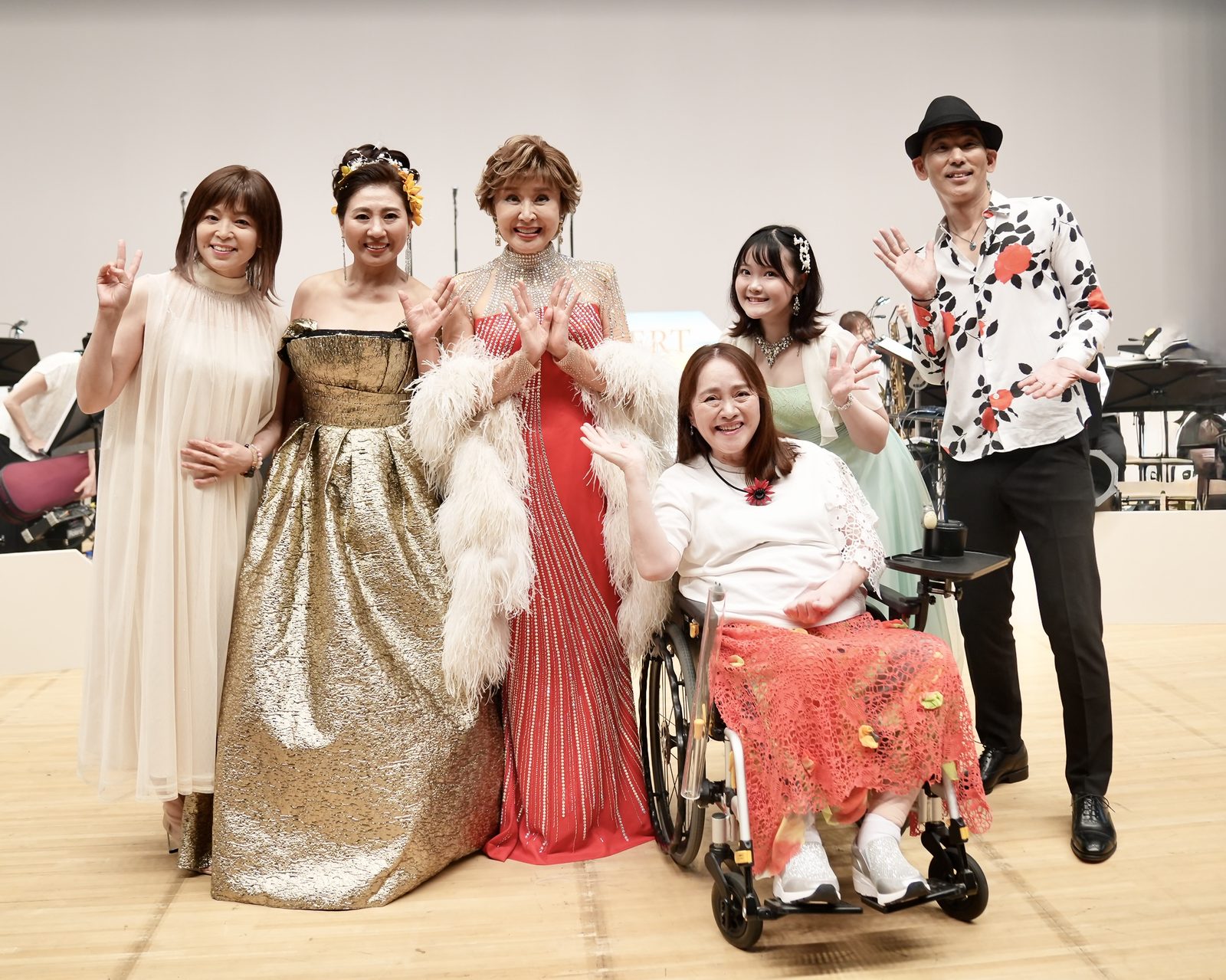 終曲「上を向いて歩こう」之後，主要演出者全體的合影（2026年8月31日）